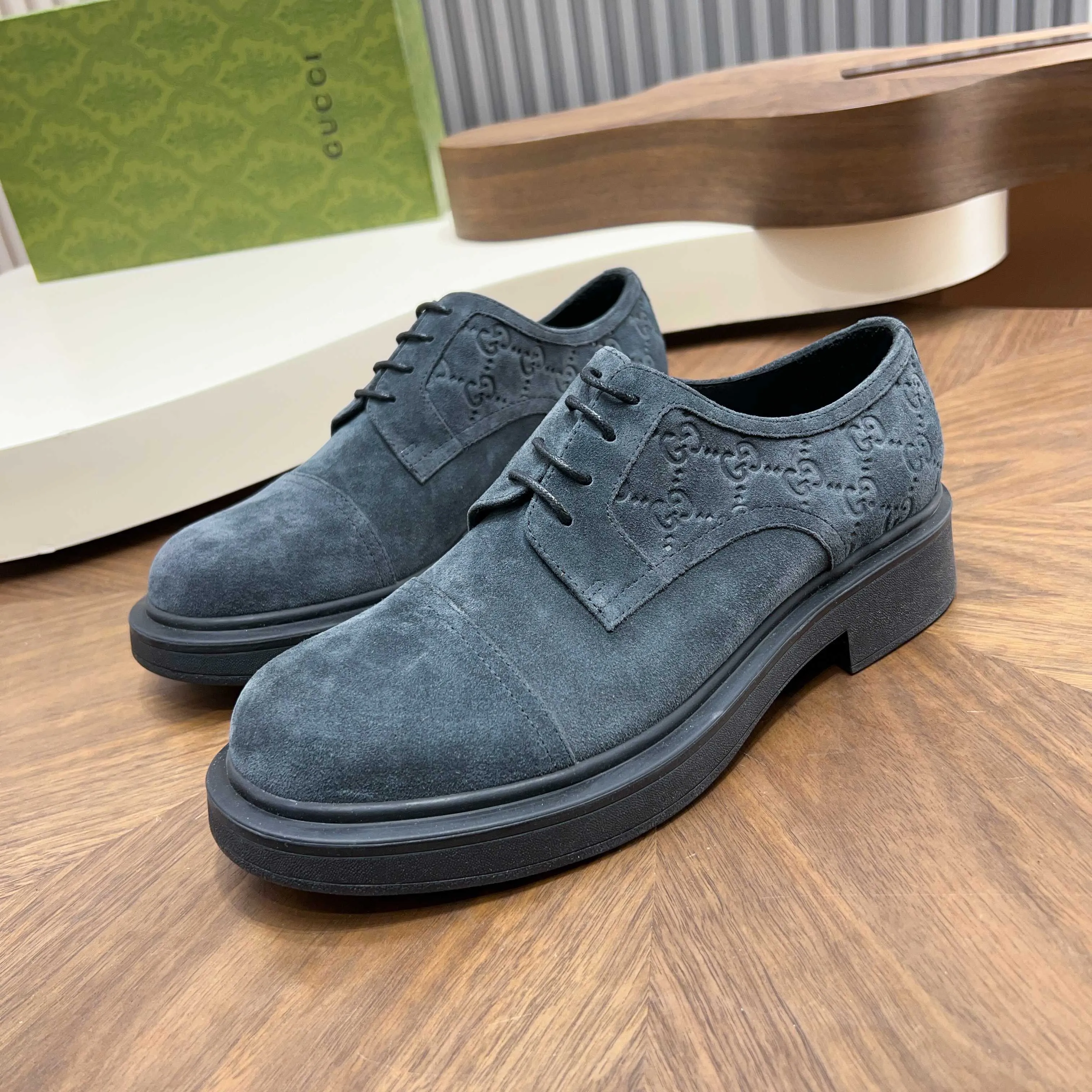 💰780 Gucci/Gucci new men’s lace-up shoes with GG details, matte cow leather derby shoes! The design of this men's lace-up shoe is rooted in the brand's heritage. Crafted from premium waxed cow leather, it is embellished with GG printed embossed suede leather details, a nod to Gucci's iconic monogram. The rubber sole decorated with GG pattern adds a touch of modern fashion to this design. Typical three-joint style design. European and American classic version, full calfskin lining. The overall upper texture is soft and the lining is comfortable and breathable. 2CM thickened soft rubber sole, easy to control. Versatile and stylish upper foot, multiple colors available to meet different matching needs, complete package! Size: 39-40-41-42-43-44 leather shoe size (38.45.46 can be customized)